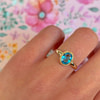 vintage ring met licht blauwe topaas 9k goud aan vinger
