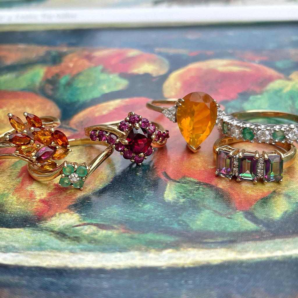 gouden vintage ringen met gekleurde steen