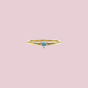 minimalistische gouden ring met blauwe topaas sieradenmeisje