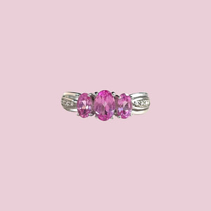 vintage witgouden trilogie ring met roze saffier en diamant