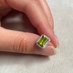 oorknopjes peridoot en diamant entourage