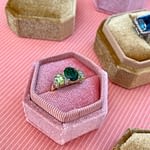 gouden ring met groene edelstenen en diamant