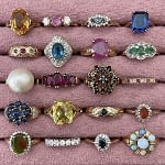 vintage ringen van sieradenmeisje in ringdoos