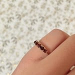 vintage ring granaat rij eternity aan de hand