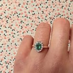 cluster ring diamant en smaragd van goud