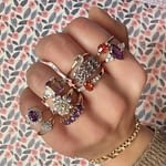 vintage ring edelsteen aan hand