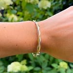 gedraaide bangle duotone 9 karaat