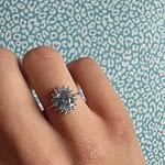 ring witgoud lichtblauwe steen halo cz