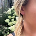 vintage_gouden_pareloorbellen vintage gouden parel oorbellen aan-foto