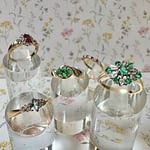 vintage_ringen_goud_smaragd_aquamarijn vintage ringen met groene en blauwe stenen