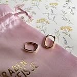 huggie_oorbellen_9_karaat_goud huggie hoops oorbellen van 9 karaat goud