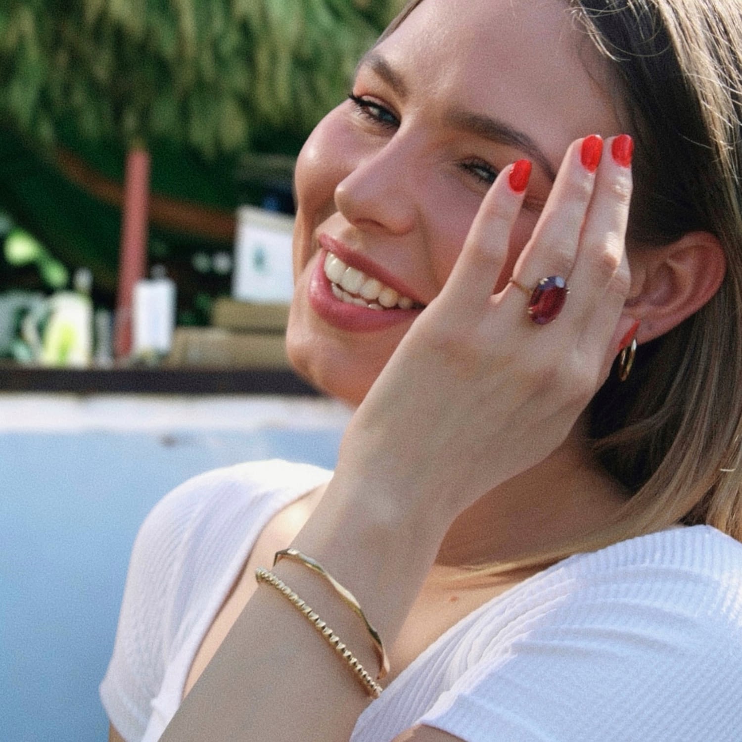 meisje met armbanden gouden bangles