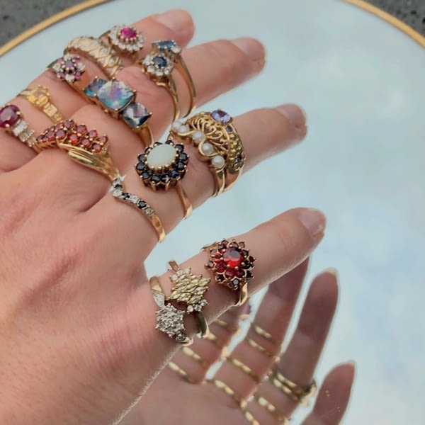 Over Sieradenmeisje - Veel vintage ringen om vingers