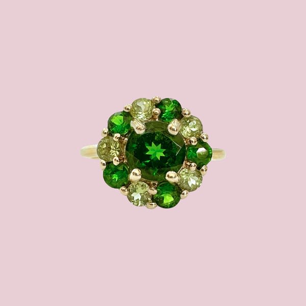 vintage ring met bloem cluster van groene edelstenen