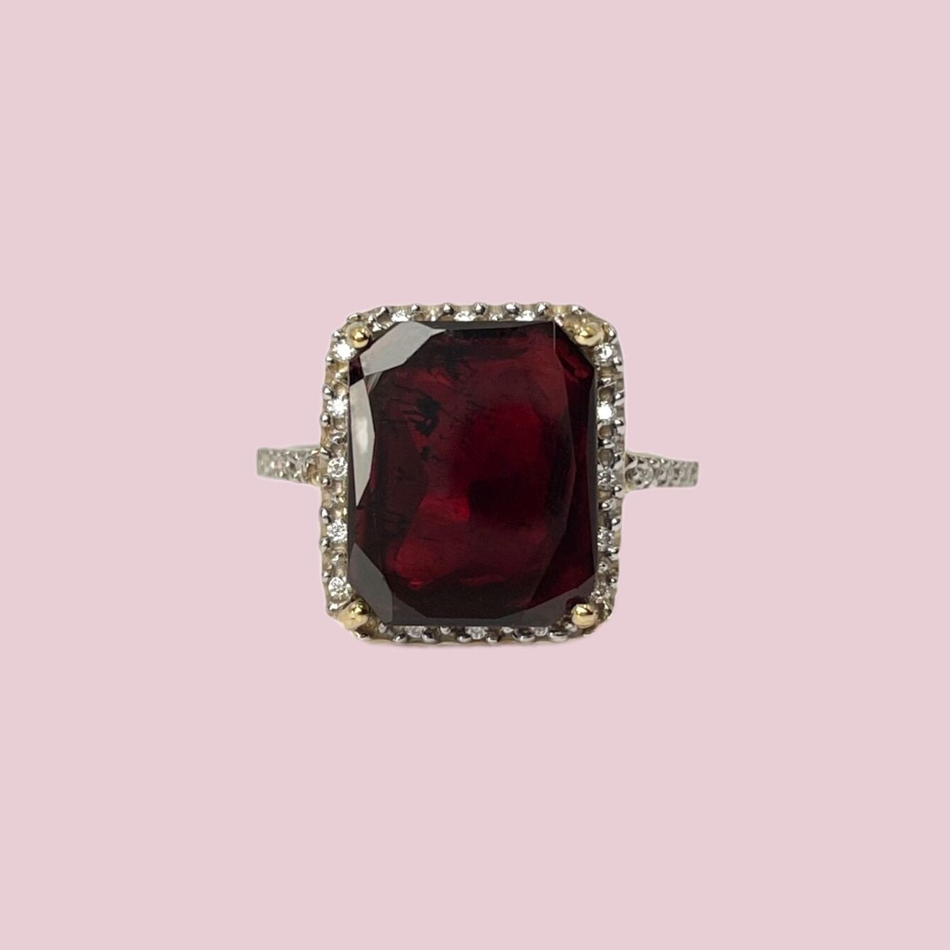 granaat ring rechthoekig met diamant halo cocktail ring