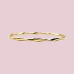 bangle goud gedraaid slavenarmband sieradenmeisje