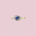 gouden ring met saffier markiesgeslepen en diamant cluster