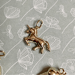 unicorn hanger bedel eenhoorn 9 karaat goud