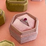 robijn ring witgoud roze ringdoosje