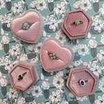 vintage ringen van goud in roze ringdoosjes