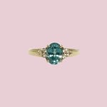 vintage ring blauwe topaas met vleugeltjes