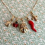 gouden bedels en hangers van 14 karaat en enamel