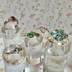 vintage ringen met groene en blauwe stenen