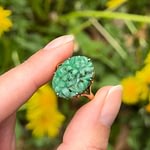 ring met groene gekerfde jade in bloem motief patroon