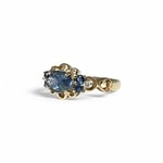 vintage ring met horizontale saffier en diamantjes