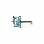 vintage ring lichtblauwe topaas in 9k witgoud