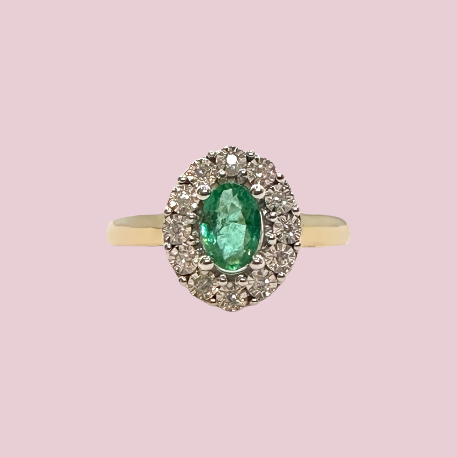 smaragd en diamant cluster entourage ring 9k goud