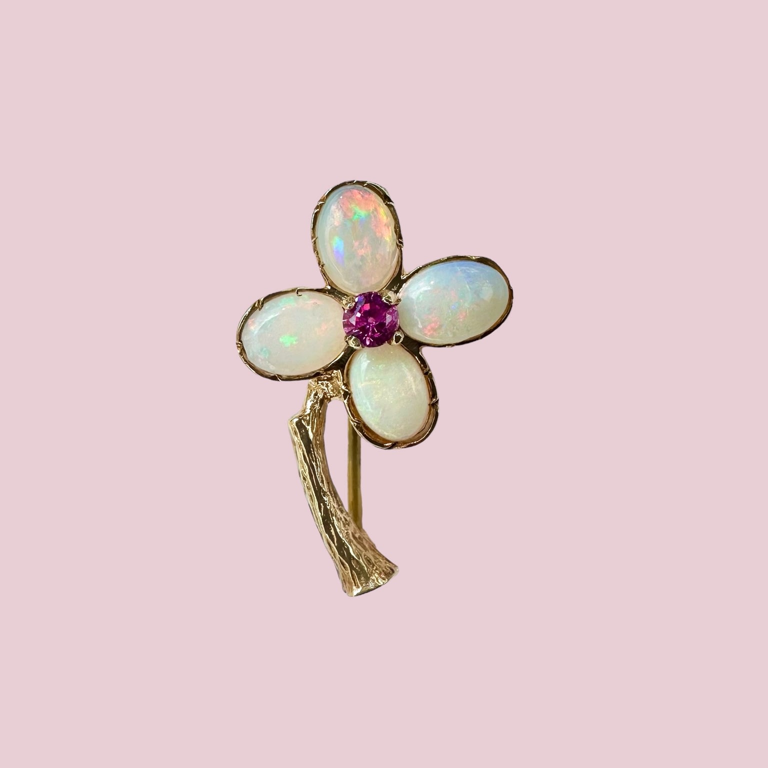 vintage broche bloemetje met opaal en robijn