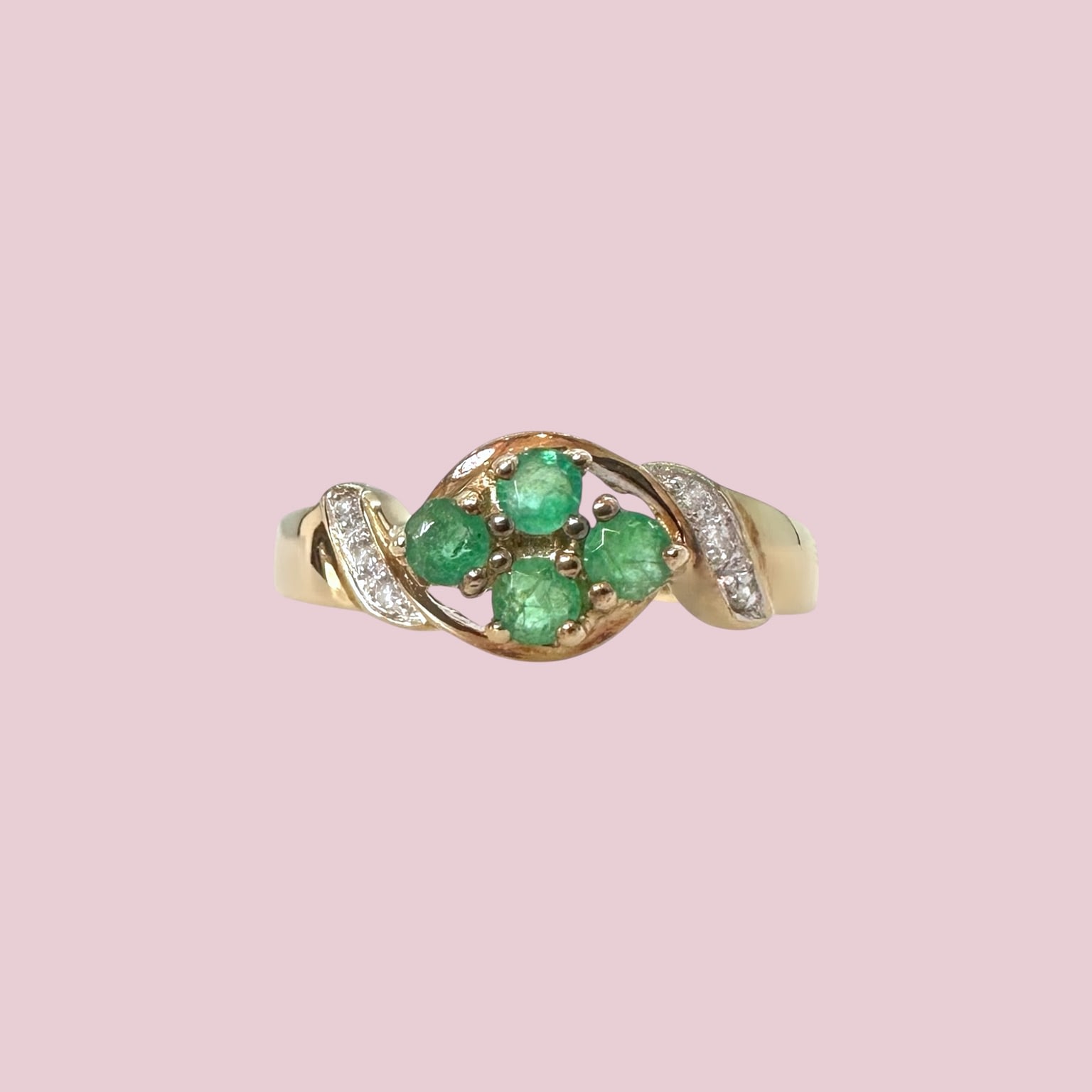 vintage smaragd cluster ring met asymmetrische ringband van goud
