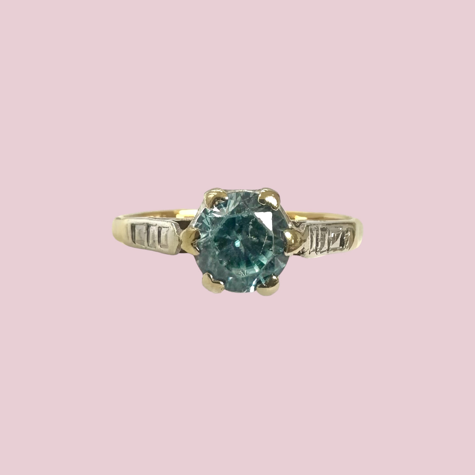 vintage ring met blauwe zirkoon solitair