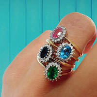 cluster ringen met diamant en gekleurde steen
