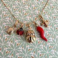 gouden bedels en hangers van 14 karaat en enamel