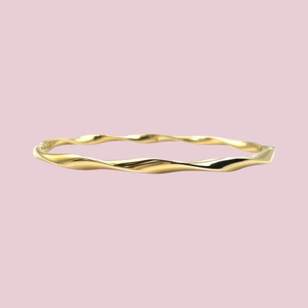 bangle goud gedraaid slavenarmband sieradenmeisje