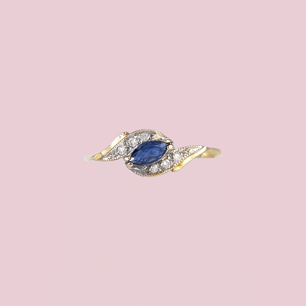 gouden ring met saffier markiesgeslepen en diamant cluster