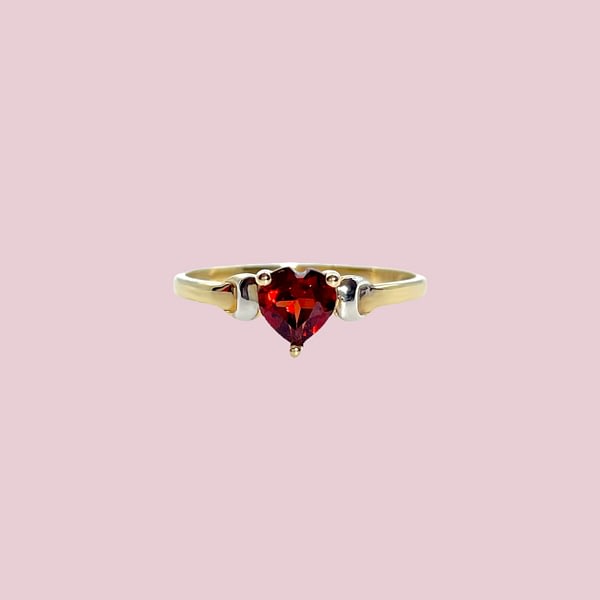 gouden ring rood hartje van granaat