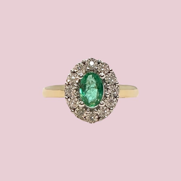 smaragd en diamant cluster entourage ring 9k goud