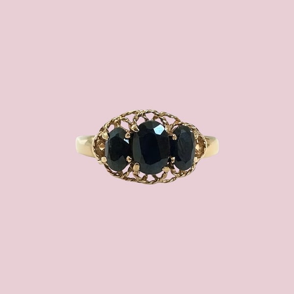 vintage ring met saffier trilogie 9 karaat goud
