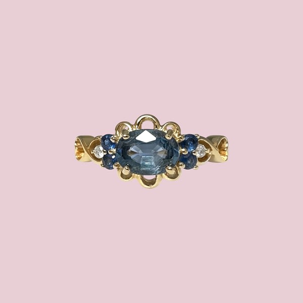vintage ring saffier horizontaal van 9 karaat goud