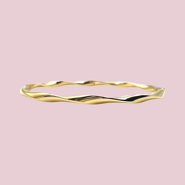 bangle goud gedraaid slavenarmband sieradenmeisje