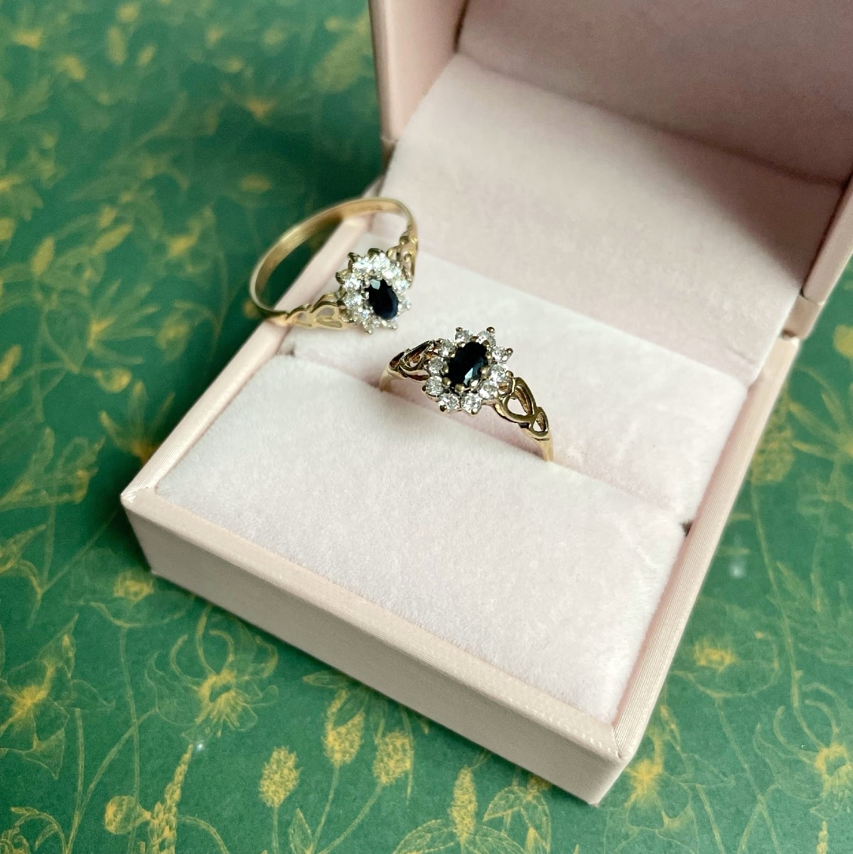 vintage entourage ring saffier cluster goud