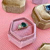 gouden ring met groene edelstenen en diamant