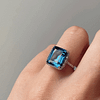 witgouden ring met rechthoekige london blue topaz blauwe steen en diamant