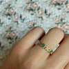 vintage ring smaragd en diamant rij ring aan hand