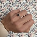 vintage ring druppel edelsteen aan hand
