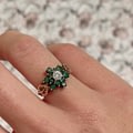 vintage ring smaragd aan de vinger hand