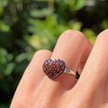 vintage ring van 9k witgoud met rode diamantjes in hart vorm